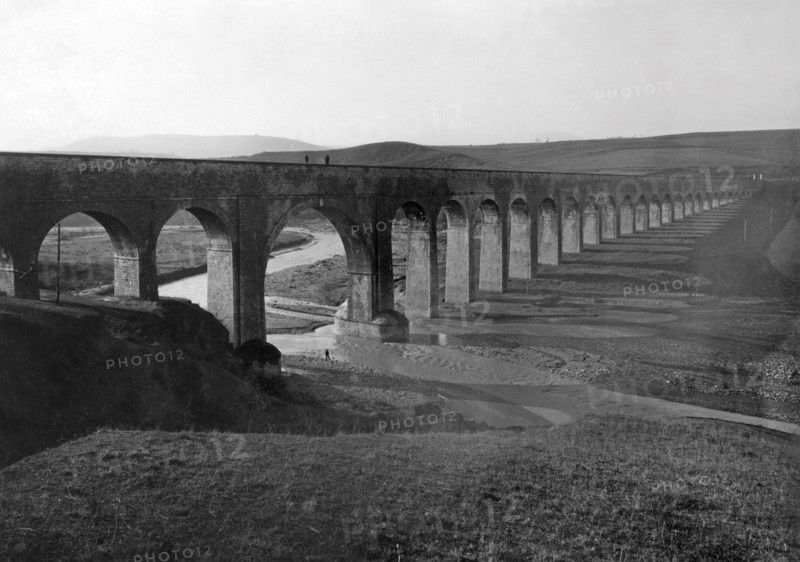 italie, basilicate, l'aqueduc des Pouilles, pont-canal sur la fiumara di atella, 1920 1930