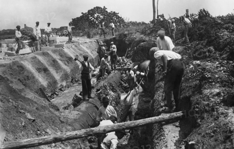 italie, apulie, san pancrazio salentino, croisement du grand siphon de l'aqueduc de pugliese, 1920 1930