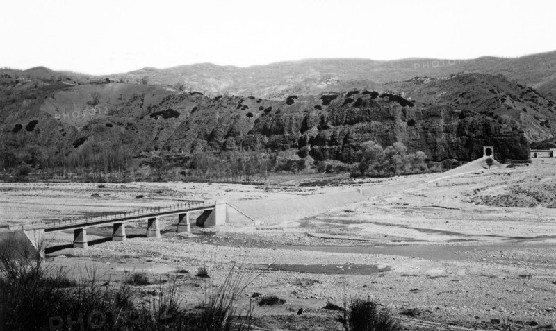italie, basilicate, communauté de montagne de camastra, aqueduc des Pouilles traversant un pont sur le torrent sauro, 1920 1930