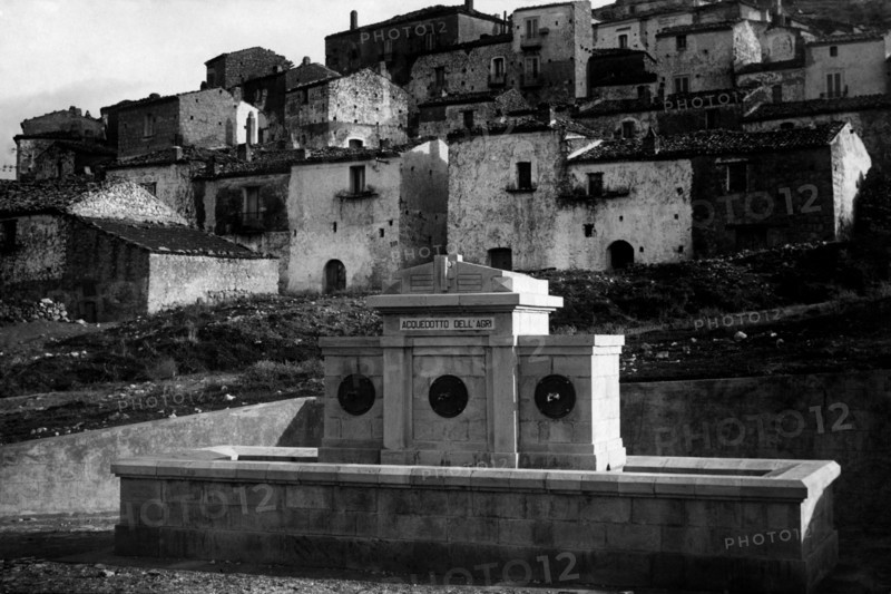 italie, basilicata, aqueduc de pugliese, type de fontaine à trois jets, 1920 1930