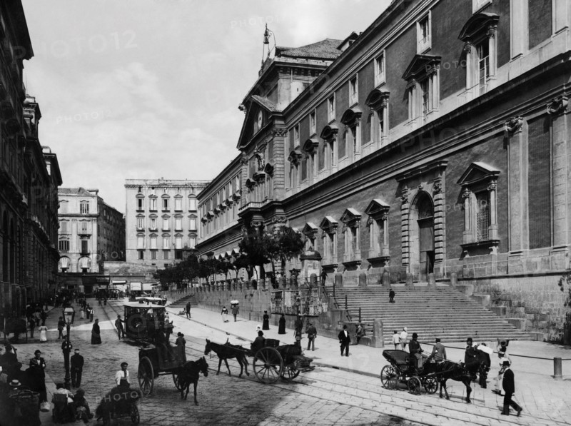 italie, campanie, naples, façade du musée archéologique national, 1900 1910