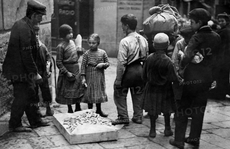 italie, campanie, naples, vendeur ambulant de zeppole, années 1900