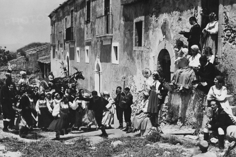 italie, sicile, danses folkloriques en tenue traditionnelle, 1930 1940