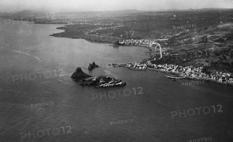 europe, italie, sicile, aci castello, vue de la côte avec les îles cyclopes, 1930