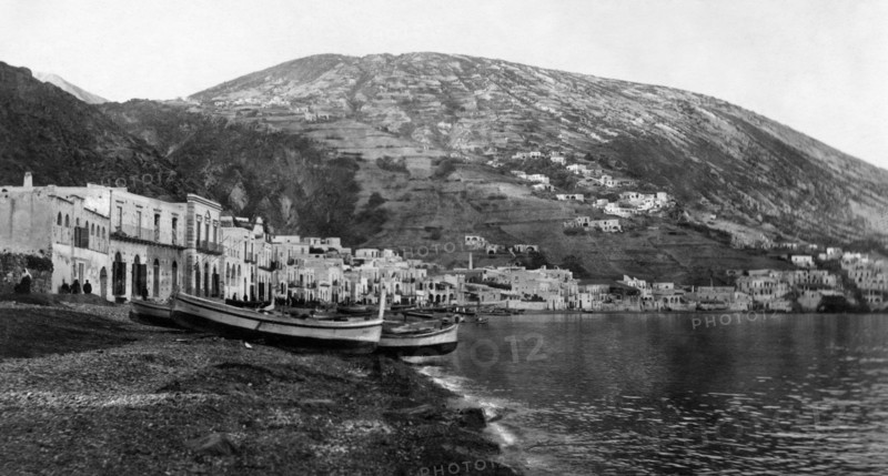 europa, italie, sicile, canneto di caronia, vue de la ville depuis la côte, 1920 1930