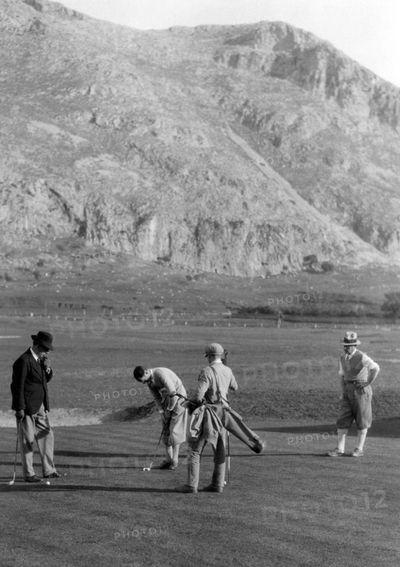 europe, italie, sicile, palerme, membres du club de golf mondello pendant un match, 1930