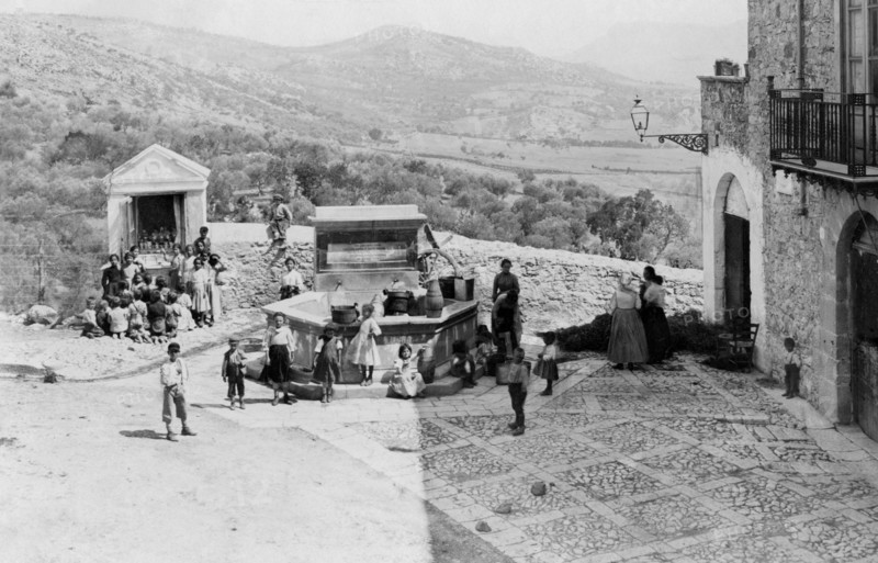 europe, italie, sicile, palerme, piana dei greci, enfants sur la place, 1900 1910