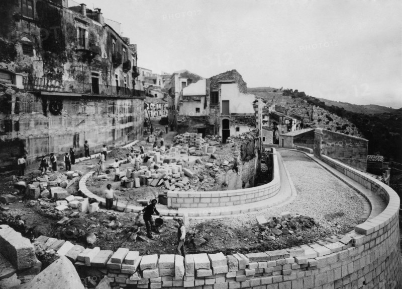 italie, sicile, ragusa, construction d'une route, 1920 1930
