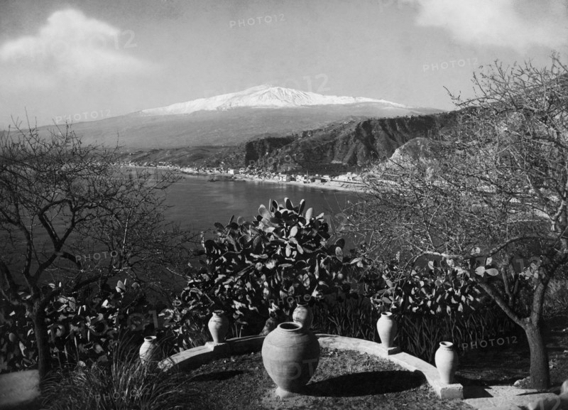 italie, sicile, taormine, panorama de la côte et de l'etna, 1930 1940