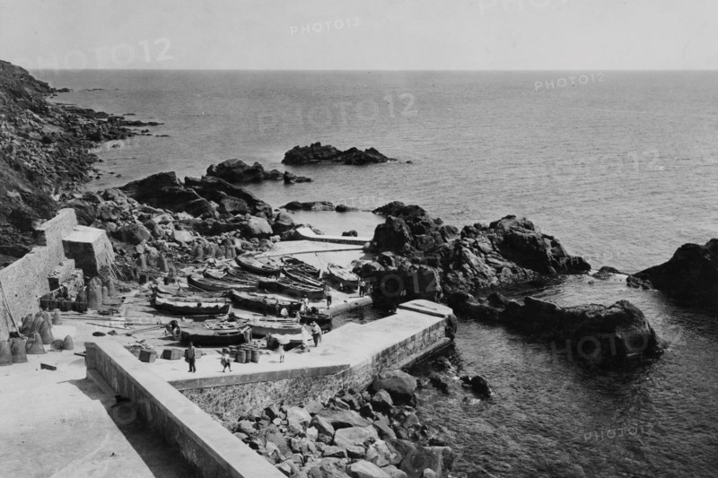 italie, sicile, île de stromboli, le port pertuso de ginostra, 1950
