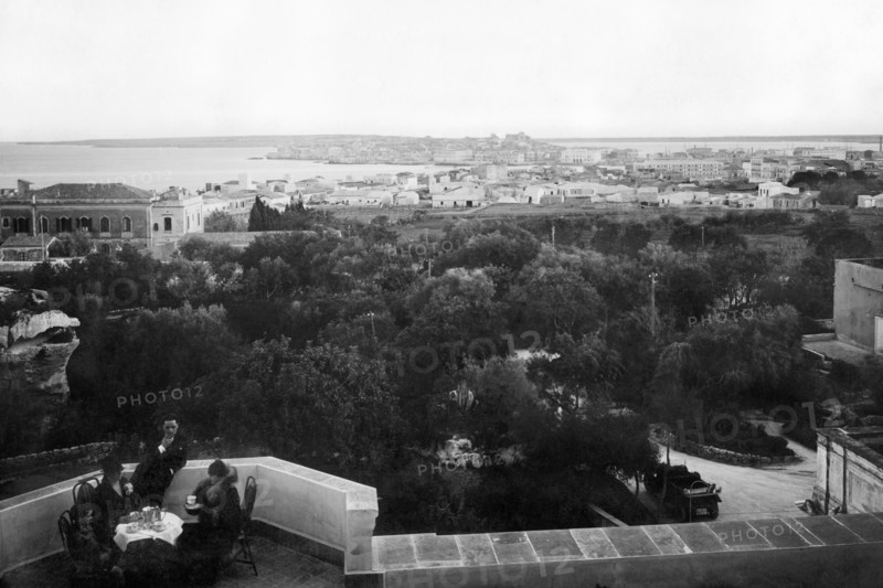 italie, sicile, syracuse, panorama depuis la terrasse de l'hôtel politi, 1920 1930