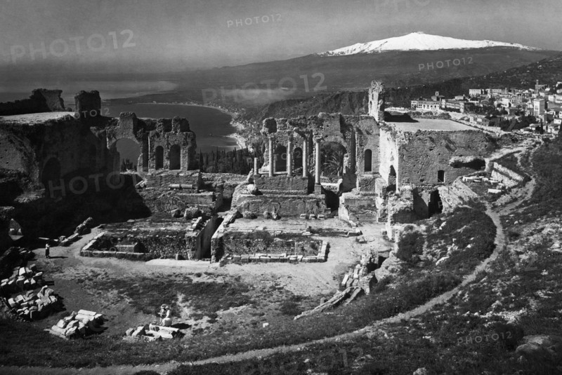 italie, sicile, taormine, théâtre grec romain, jardins et etna, 1940