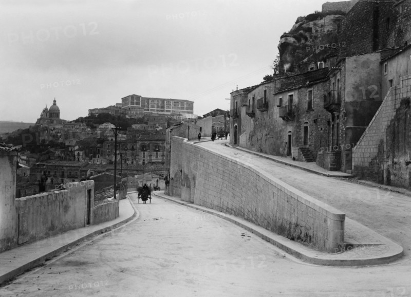 italie, sicile, ragusa, une rue du quartier d'ibleo, 1910 1920