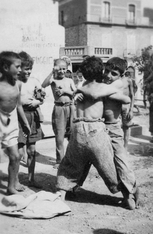 italie, basilicate, lavello, jeux de lutte entre enfants dans la rue, 1930