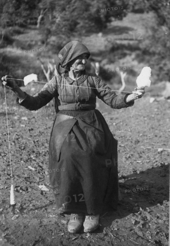 italie, basilicate, colobraro, la fileuse, 1930