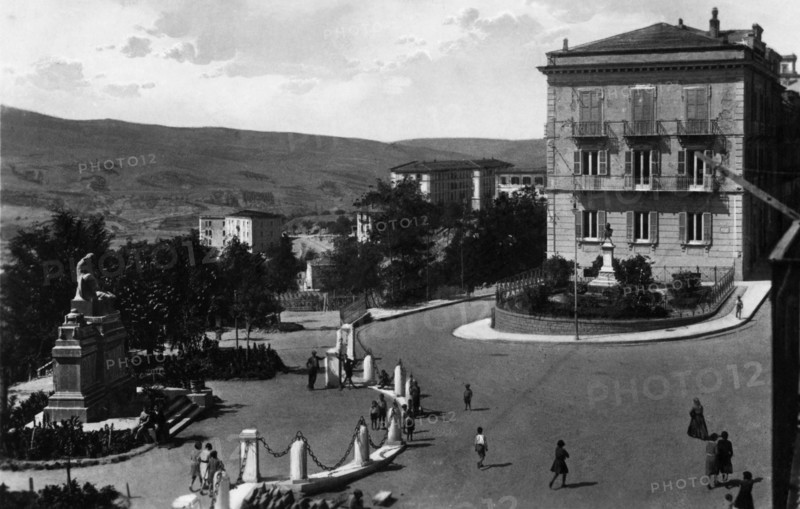 italie, basilicate, potenza, piazza 12 agosto avec le monument aux morts, 1930 1940