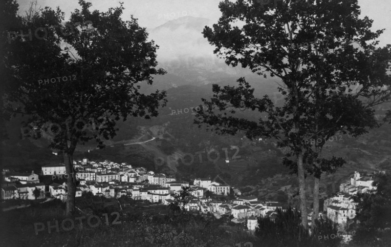 italie, basilicate, lagonegro, panorama avec le vieux village à droite, 1920