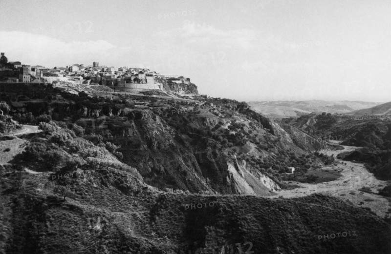 italie, calabre, catanzaro vue du nord-ouest avec la fiumarella, 1940