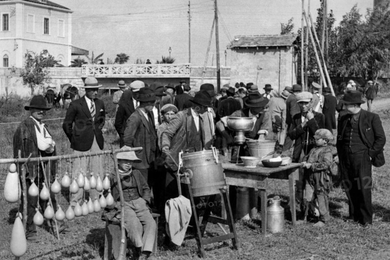 europe, italie, calabre, sant'eufemia, démonstration d'une machine pendant la foire agricole, 1920 1930