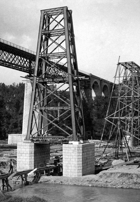 europa, italie, calabre, gioia tauro, travaux de construction d'un viaduc sur la rivière petrace, 1920 1930