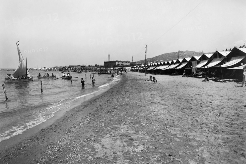 europa, italie, calabre, reggio calabria, baigneurs à la mer, 1930 1940