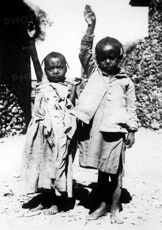 afrique, éthiopie, adua, la salutation de deux petits indigènes, 1930