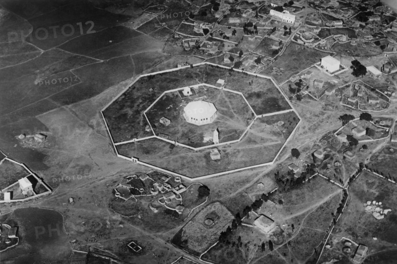 afrique, éthiopie, macallè, vue aérienne de l'église copte, 1920 1930