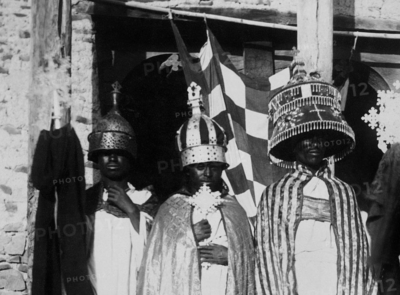 afrique, éthiopie, adigrat, représentants du clergé sur le seuil de l'église, 1900 1910