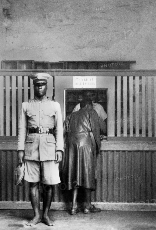 afrique, liberia, policier gardant un bureau de poste, 1930 1940