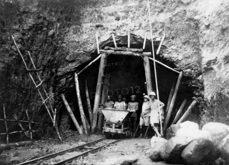 afrique, congo belge, entrée du tunnel pendant la construction du chemin de fer congo - océan, 1923 1924