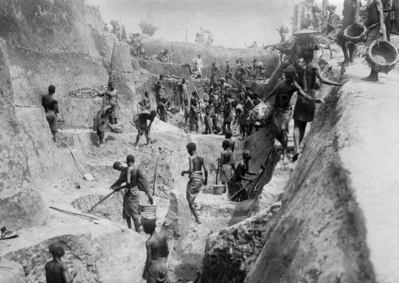 afrique, congo belge, enlèvement de la terre dans des paniers pendant la construction du chemin de fer congo - océan, 1923 1924