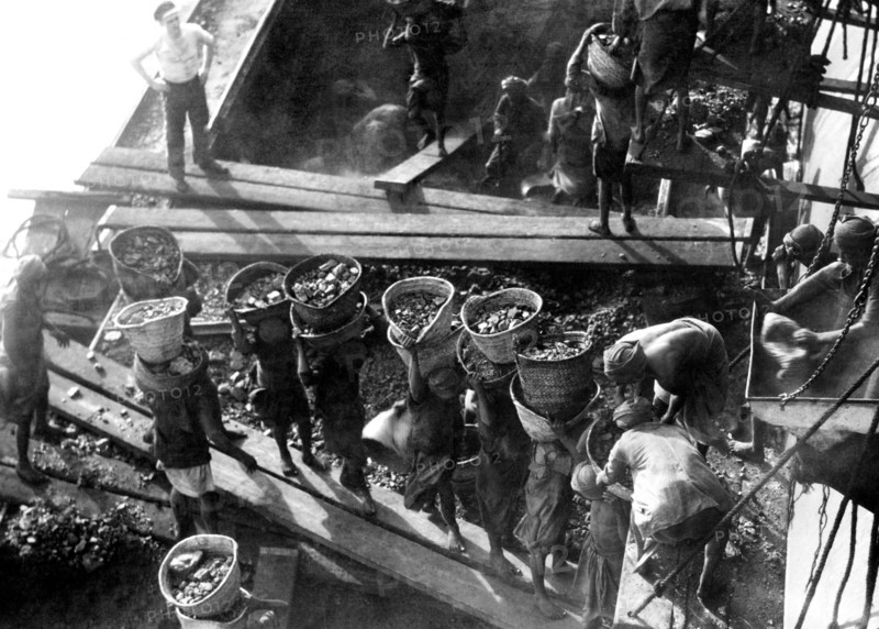 afrique, somalie, djibouti, déchargement de charbon au port, 1920 1930