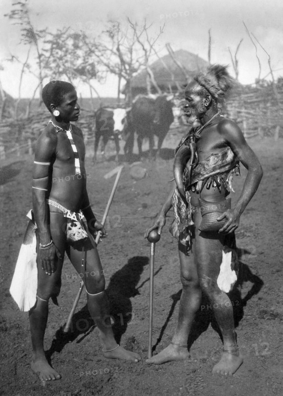 afrique, afrique du sud, zululand, un sorcier et un jeune zoulou, 1927