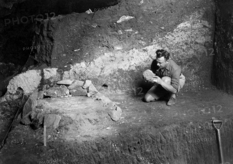 afrique, rhodésie du nord, une ancienne fonderie préhistorique dans la grotte de mumbwa, années 1920
