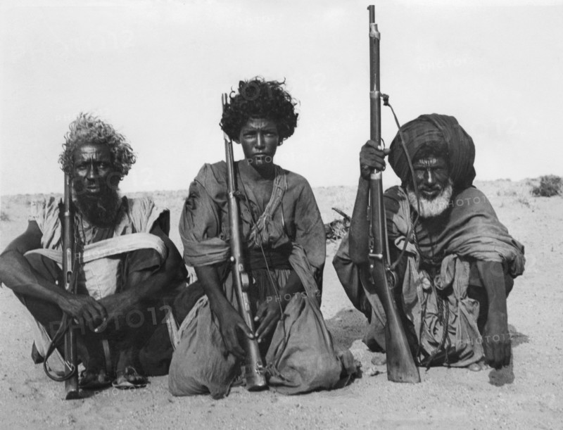 afrique, mauritanie, hommes armés dans le sahara, 1930