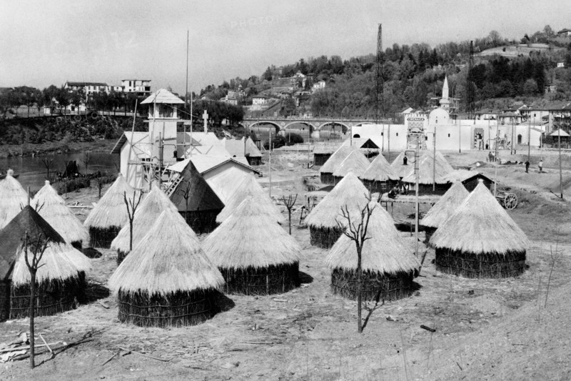 europe, italie, turin, exposition nationale, reconstruction d'un village érythréen, tukul, 1928