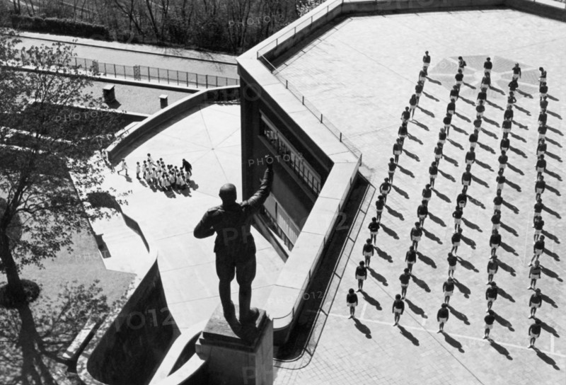 europa, italie, turin, colonie permanente 3 janvier, les terrasses de l'établissement avec des enfants en rang, 1930