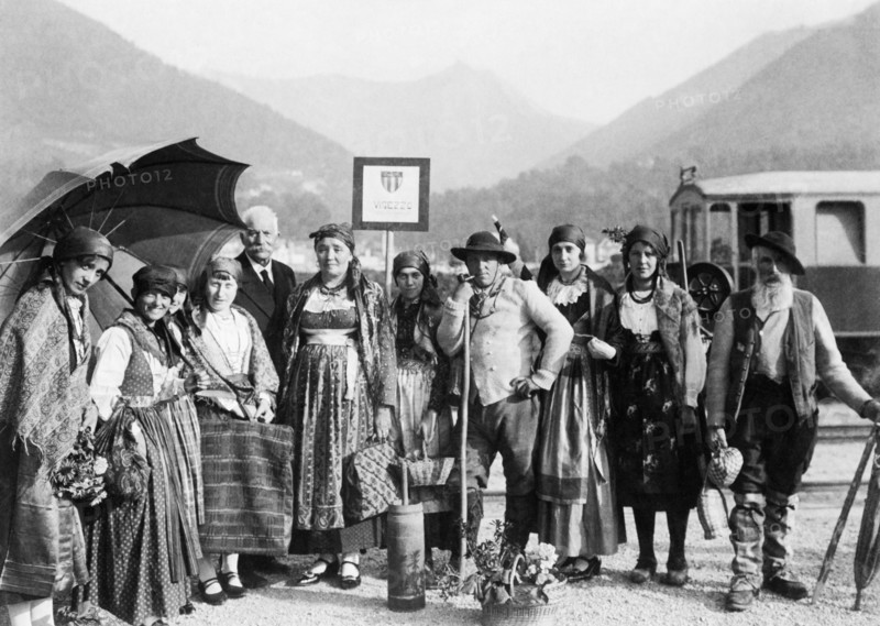 europe, italie, piedmont, turin, vigezzo groupe en costumes typiques, 1920 1930