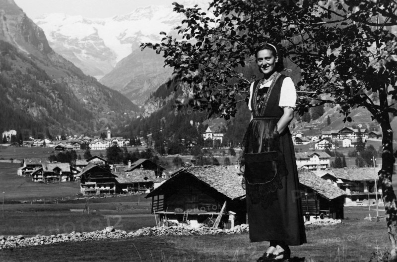 europe, italie, val d'aoste, gressoney, costume féminin typique, 1950