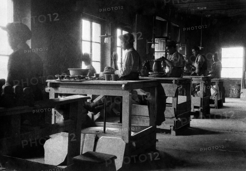europe, italie, umbria, deruta, usine de deruta, le département des tours à pédale, années 30
