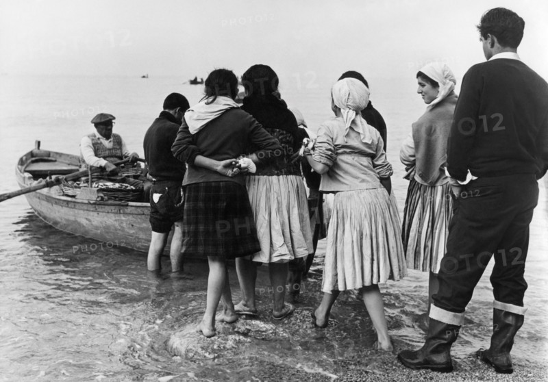 europa, italie, calabre, femmes avec des pêcheurs près de scilla et bagnara, 1965