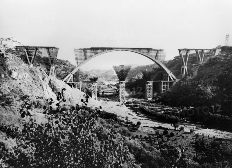 europa, italie, calabre, catanzaro, travaux de construction du pont sur le torrent fiumarella, 1962