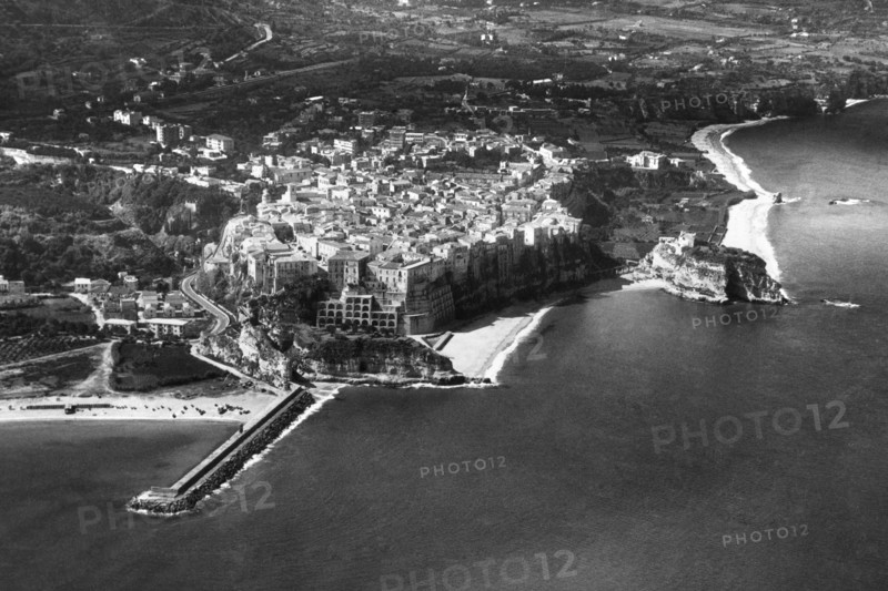 vue aérienne, tropea, calabre, italie, 1964