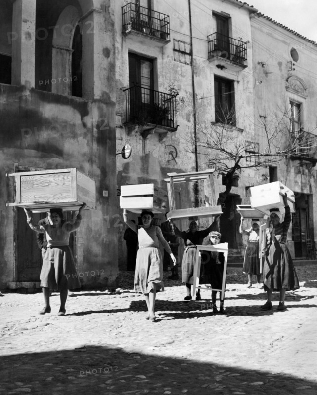 femmes dans la rue, calabre, italie, 1952