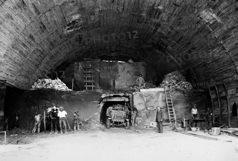 europe, italie, ligurie, genes, travaux de construction d'un tunnel, 1940