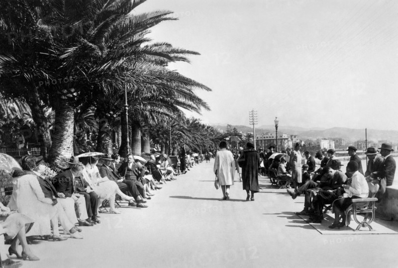 italie, sanremo, personnes sur le front de mer de la ville, 1920