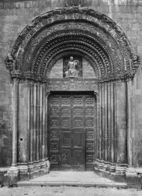 europe, italie, abruzzes, l'aquila, église de santa maria paganica, la porte de la façade, 1910 1920