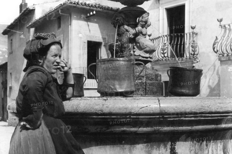 europe, italie, abruzzes, pescocostanzo, femme à la fontaine, 1920 1930