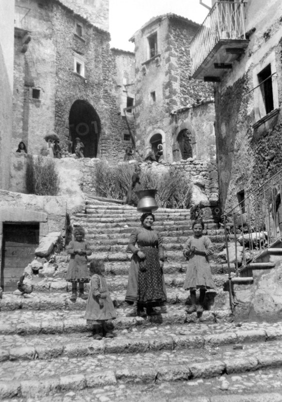 europe, italie, abruzzes, châteaux, castel del monte, porteurs d'eau, 1930