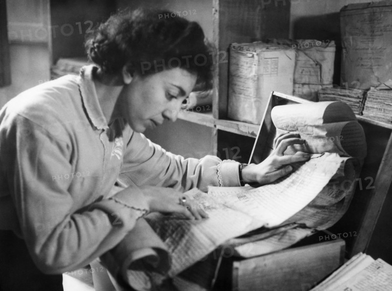 employé, archives des écritures anciennes, noli, ligurie, italie, 1955